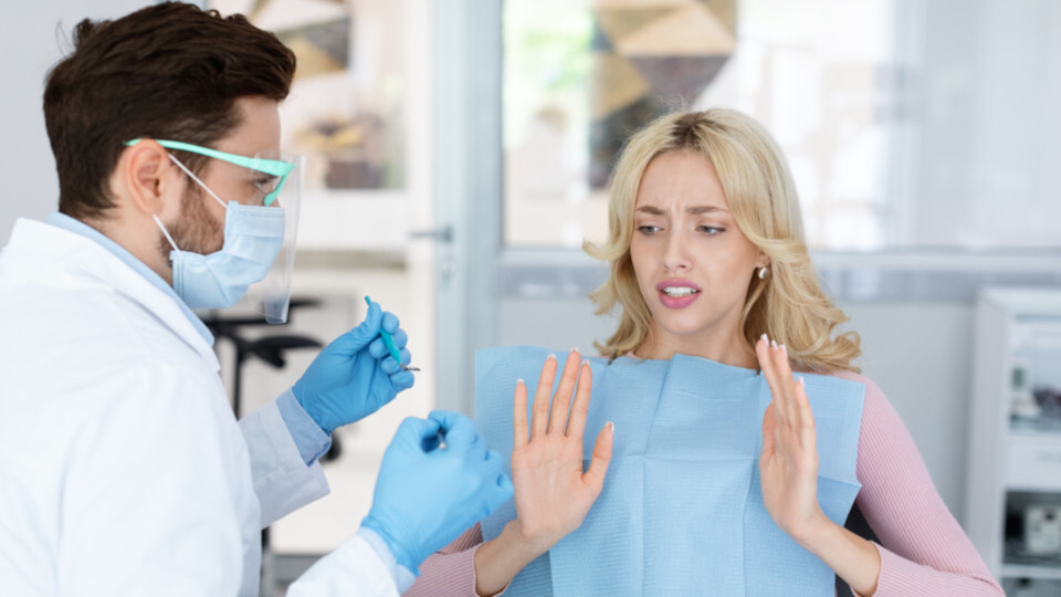 Eine Frau hat Angst vor dem Zahnarzt