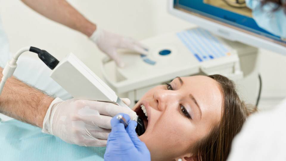 Eine Frau bekommt eine CEREC Behandlung