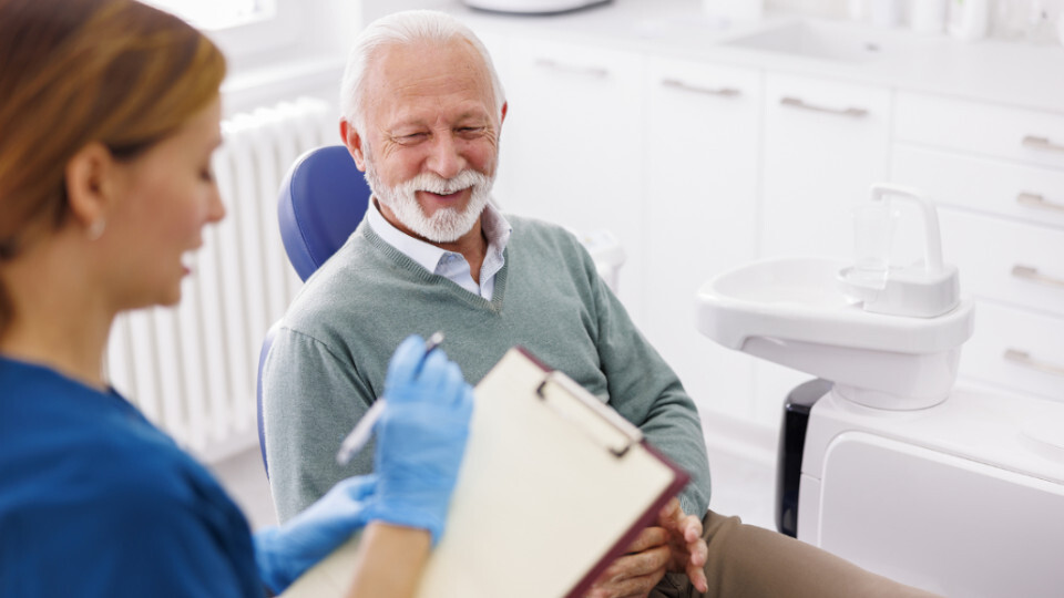 Ein Senior beim Zahnarzt