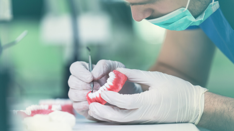 Moderner Zahnersatz individuell angefertigt im eigenen Labor