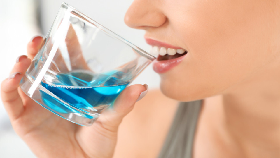 Mundspülungen sollten gezielt und nach Bedarf verwendet werden