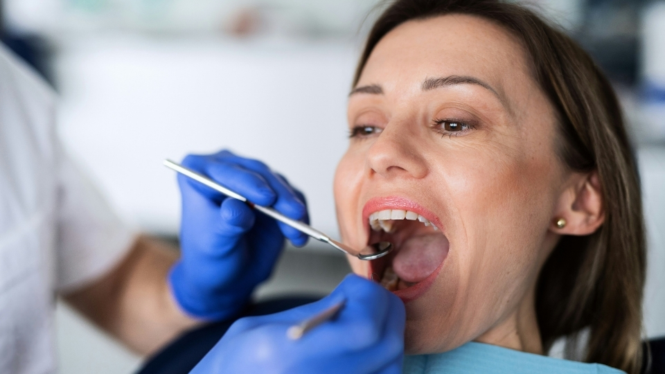 Durch regelmäßige Kontrollen können Entzündungen an Implantaten frühzeitig erkannt werden